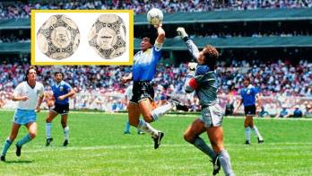Diego Maradona y Peter Shilton disputan el balón (subastado) en esa histórica y polémica jugada.