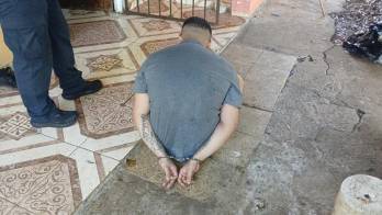 Tras escucharse detonaciones se alertó a las unidades policiales que se trasladaron al lugar ubicando al extranjero en la residencia.