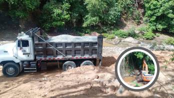 Evidencia de los trabajos con maquinaria pesada en el cauce del río.