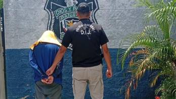 El sospechoso fue esposado en el acto y trasladado de emergencia bajo custodia policial