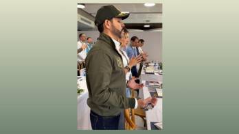 Captura de pantalla de una publicación en la cuenta de Instagram del futuro ministro de Vivienda, Jaime Andrés Beltran, @soyjaimeandres, que muestra al presidente electo de Colombia, Abelardo de la Espriella, durante un acto religioso este domingo, en Puerto Colombia (Colombia). EFE/ Instagram @soyjaimeandres