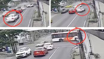 Secuencia del momento en que trata de esquivar los autos en el semáforo, pero impacto con el bus.