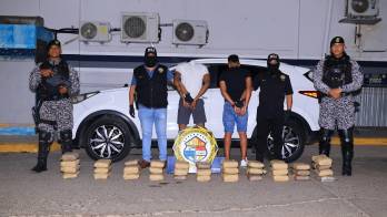 Paquetes con presunta droga decomisados durante la Operación Emboscada.