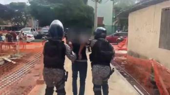 Unidades policiales aprehendieron a tres sospechosos tras una persecución en calle 25 de El Chorrillo.