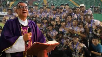 Imagen compuesta del monseñor José Domingo Ulloa y los jugadores de Panamá Oeste.