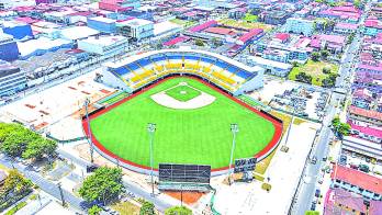 El estadio tiene capacidad para acoger a unos 5,000 aficionados y estacionamientos para 102 vehículos.