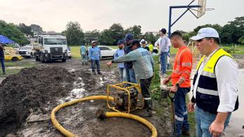 Los trabajadores del Idaan en las labores de reparar fugas.