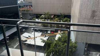 Parte de la grúa colgaba del edificio en construcción tras el colapso ocurrido cerca de Calle 50.