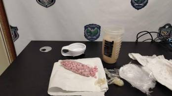 Unidades antidrogas detectaron 901 pastillas rosadas ocultas en el equipaje de una pasajera en el aeropuerto de Tocumen.
