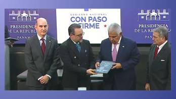 Momento en que los ministros entregan el informe al presidente Mulino.
