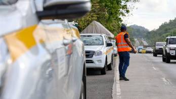 Un equipo de la Dirección Nacional de Fiscalización General supervisa la documentación y el estado de los vehículos oficiales, identificando incumplimientos y reteniendo unidades con irregularidades.