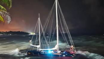 [VIDEO] ¡Fuerte oleaje arrastró a catamarán! Navegante extranjera fue rescatada