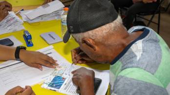 Beneficiaros de subsidios del Mides aparecen con carros y cupos de taxi
