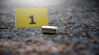 Agentes acordonaron el área donde fue hallado el cuerpo. El occiso tenía las manos atadas y presentaba un disparo en la cabeza.