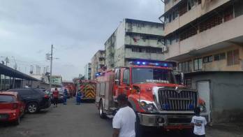 Bomberos actuaron de forma rápida para evitar la propagación del fuego a otros apartamentos.