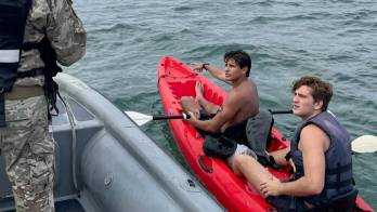 Los remeros fueron rescatados por la Aeronaval y llevados sanos y salvos a la orilla de la playa