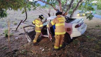 Unidades del Cuerpo de Bomberos realizaron labores de rescate tras el violento accidente registrado en Los Santos.
