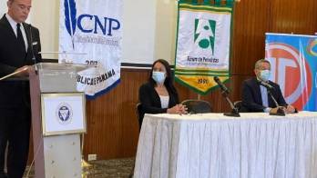 El presidente del CNP, Guillermo Adames; Alejandra Araúz, presidenta electa del Fórum de Periodistas; y Eduardo Quirós, vicepresidente de la SIP por Panamá.