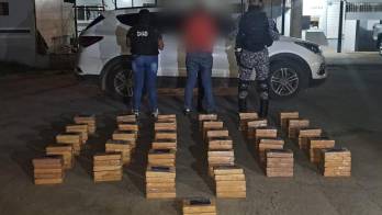 Parte de la droga incautada a la mujer durante el allanamiento a su vehículo