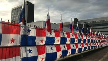Cubren con banderas de Panamá la cerca perimetral de la AN