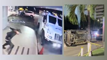 Tras la balacera, los asaltantes escaparon en un auto que se volcó más adelante.