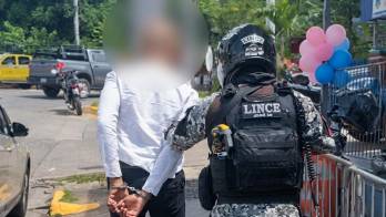 En la huida arrancó de cuajo la manguera de la máquina dispensadora
