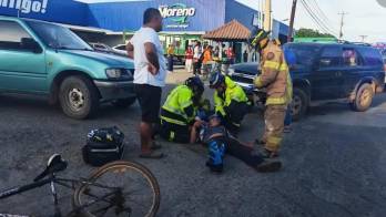 Tras ser auxiliado por los bomberos, el hombre lesionado fue llevado a un centro hospitalario