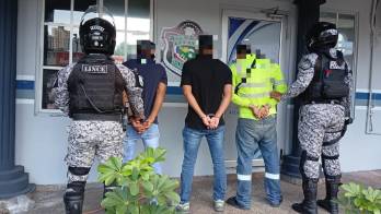 Los tres aprehendidos como el arma y el vehículo fueron puestos a órdenes de las autoridades competentes