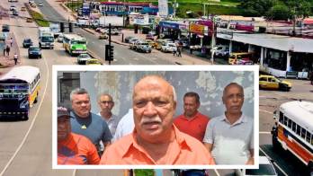 Elíecer Montenegro, de la ruta La Chorrera, junto a otros dirigentes transportistas del Oeste.