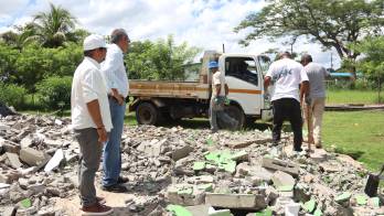 Jaime A. Jované, ministro del Miviot, supervisó el inicio de los trabajos de reconstrucción en Herrera.