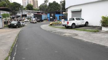 En esta calle la víctima fue sorprendida por sus verdugos. Hay conmoción en el área