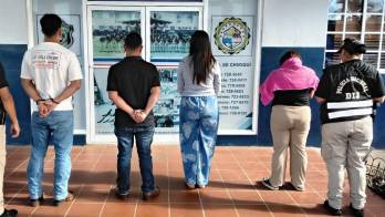 Durante la redada, los agentes incautaron un arsenal de equipos tecnológicos