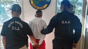 Uno de los cinco detenidos en la acción policial. Serán llevados ante el juez de garantías