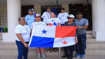 Los docentes afirmaron que permanecerán en el lugar hasta obtener una respuesta concreta de las autoridades.