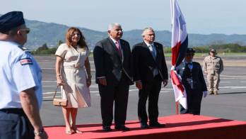 El presidente de la República fue recibido hoy con honores al llegar a la ciudad de San José.
