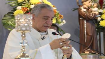 Monseñor Ulloa subrayó que la Iglesia celebra la presencia real de Cristo en la Eucaristía.