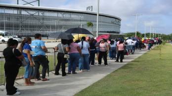 Padres de familia acuden para realizar el trámite correspondiente.