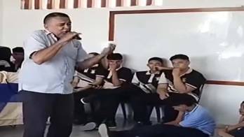 El docente se encontraba interpretando un vallenato.