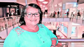 La escritora Elizabeth Samudio.