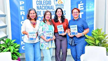Miembros del Club de Lectura Pasajeros en Tránsito celebran la presentación de su primera antología de cuentos.