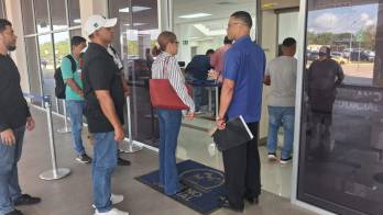 Familiares de las víctimas ingresando al Sistema Penal Acusatorio de Panamá Oeste.