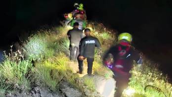 El rescate fue especialmente desafiante debido a las condiciones climáticas adversas.