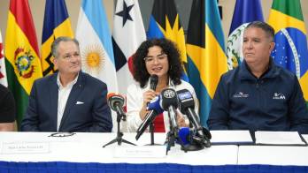La alcaldesa Irma Hernández, en el medio de la mesa.