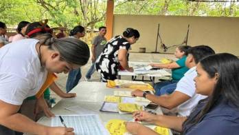 Dirigido a estudiantes preseleccionados de los niveles de primaria, secundaria y universidad.