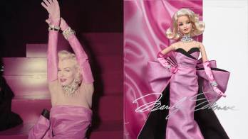 La muñeca viste una versión del mítico traje rosa y el collar de diamantes de la icónica escena musical ‘Diamonds Are a Girl’s Best Friend’.