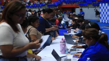Los beneficiarios pueden consultar las fechas, horarios y centros de atención habilitados en el sitio web.