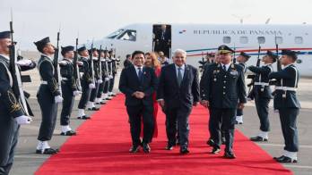 Fue recibido con honores oficiales por el ministro de Producción, César Quispe.