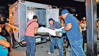 Al llegar a la barriada Jesús Nazareno, el sicario disparó en múltiples ocasiones contra el joven, causándole la muerte de manera inmediata.