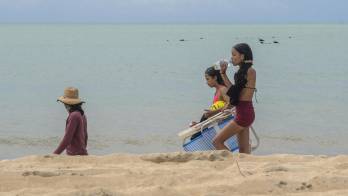 Turistas en el municipio de Rio do Fogo (Brasil). El noreste de Brasil, reconocido por sus playas paradisíacas de aguas cálidas y su rica cultura, vive una oleada de récords de turistas extranjeros.
