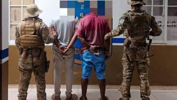 Lograron liberarlo en la playa, los sospechosos tienen 38 y 66 años. Agentes del Senan participaron en la operación